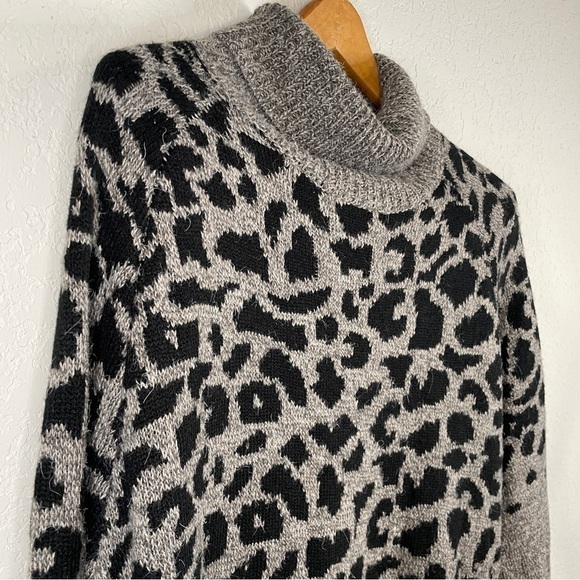 DIVINE heart women’s sweater cowl neck boxy super soft gray leopard size large - Picture 5 of 14